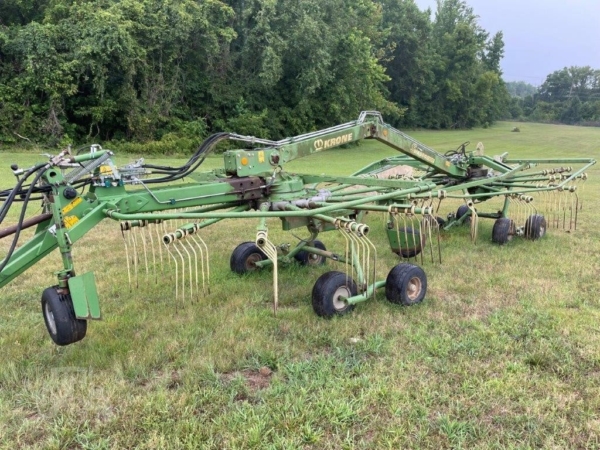2009 Krone Swadro 710T Twin Rotor Rotary Rake in Field