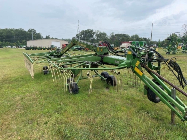2009 Krone Swadro 710T Twin Rotor Rotary Rake in Field