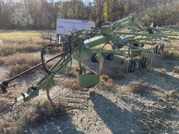 2009 Krone Swadro 710T Twin Rotor Rotary Rake in Field