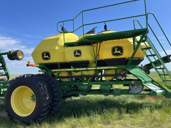 2014 John Deere 1895 Air Seeder in the field