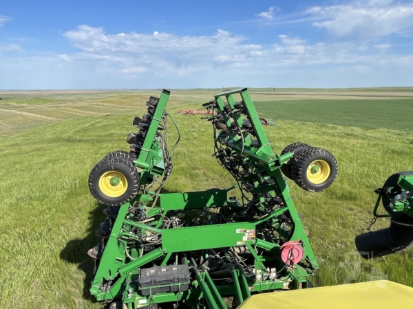 2014 John Deere 1895 Air Seeder in the field