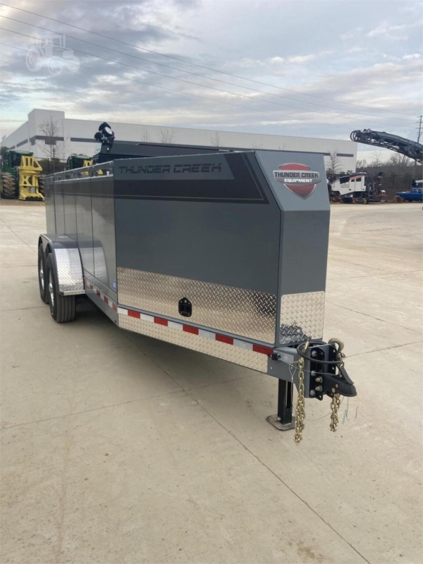 2022 Thunder Creek Equipment MT0920-G3 fuel and lube trailer on construction site