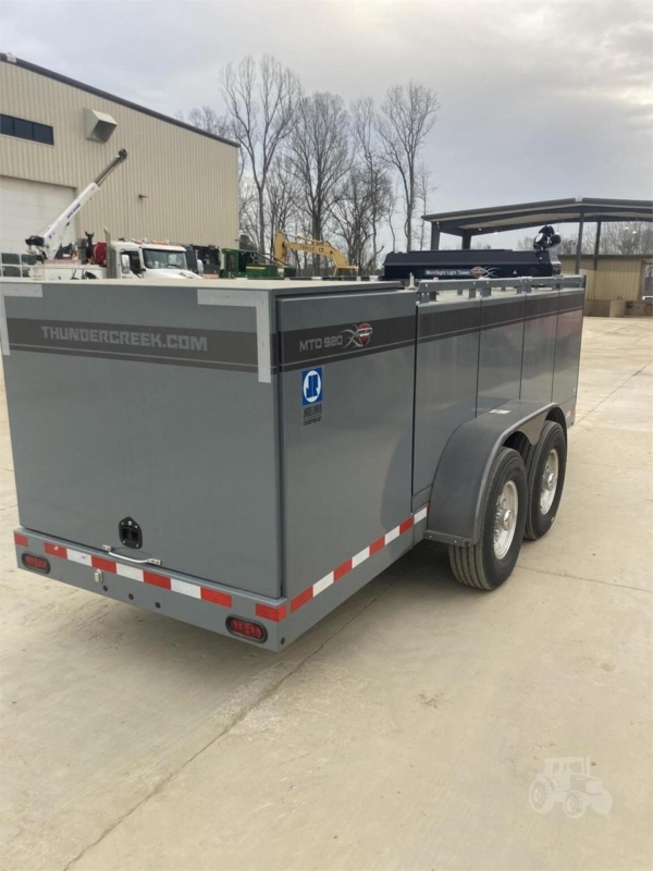 2022 Thunder Creek Equipment MT0920-G3 fuel and lube trailer on construction site