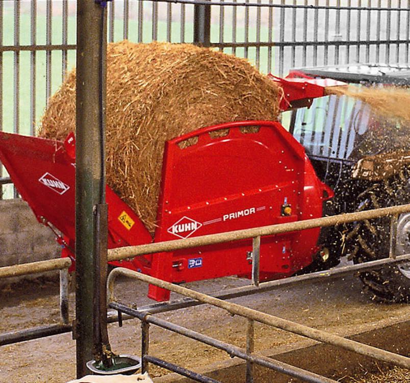 KUHN PRIMOR 2060 M Straw Blower spreading haylage in livestock pens.